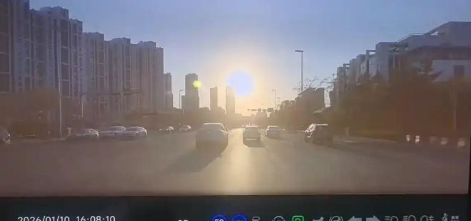 当摄像头被“晃了眼睛”谁该为失控的智驾买单？